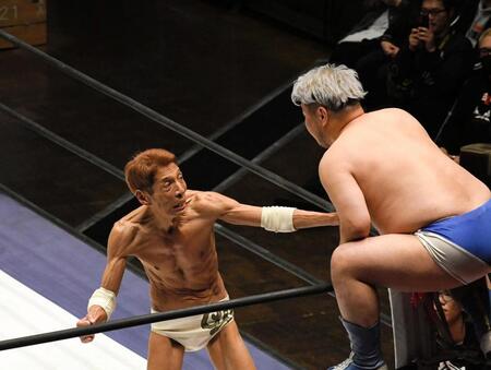 　コーナー上の男色ディーノ（右）を攻撃するゴージャス松野