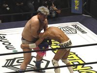 　パンツに頭を入れられ、男色ドライバーの体勢に捉えられるゴージャス松野