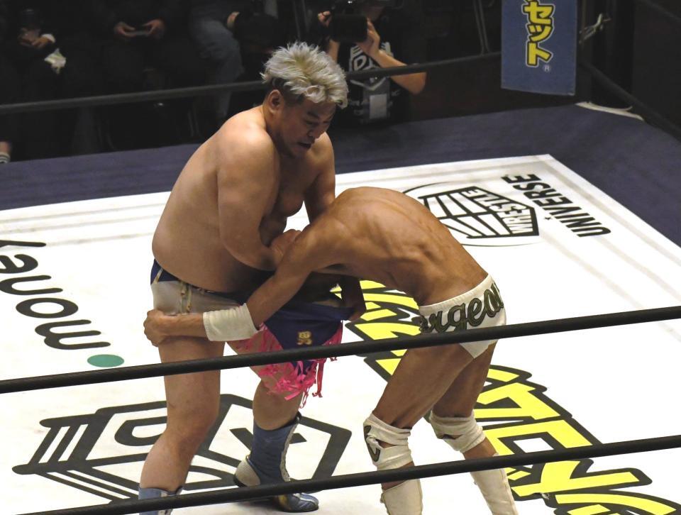 　パンツに頭を入れられ、男色ドライバーの体勢に捉えられるゴージャス松野