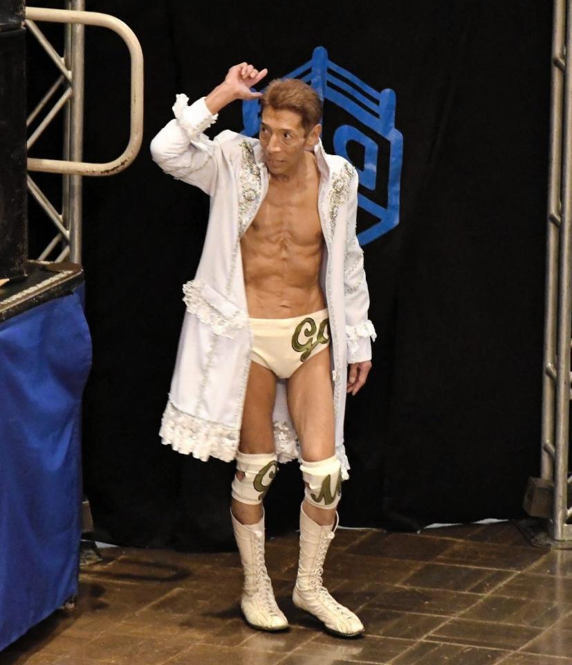 　入場するゴージャス松野