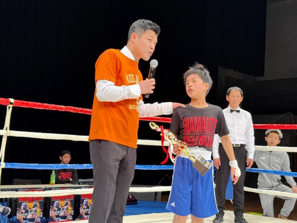 　亀田興毅氏に表彰される参加者