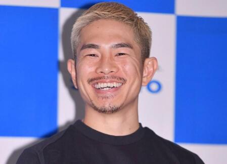 【写真】うっとり　頬寄せ合う井岡一翔　元モデル妻の美貌がハンパなかった