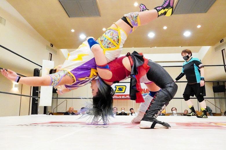 PURE-J女子プロレス 無差別級王者・ライディーン鋼と挑戦者・久令