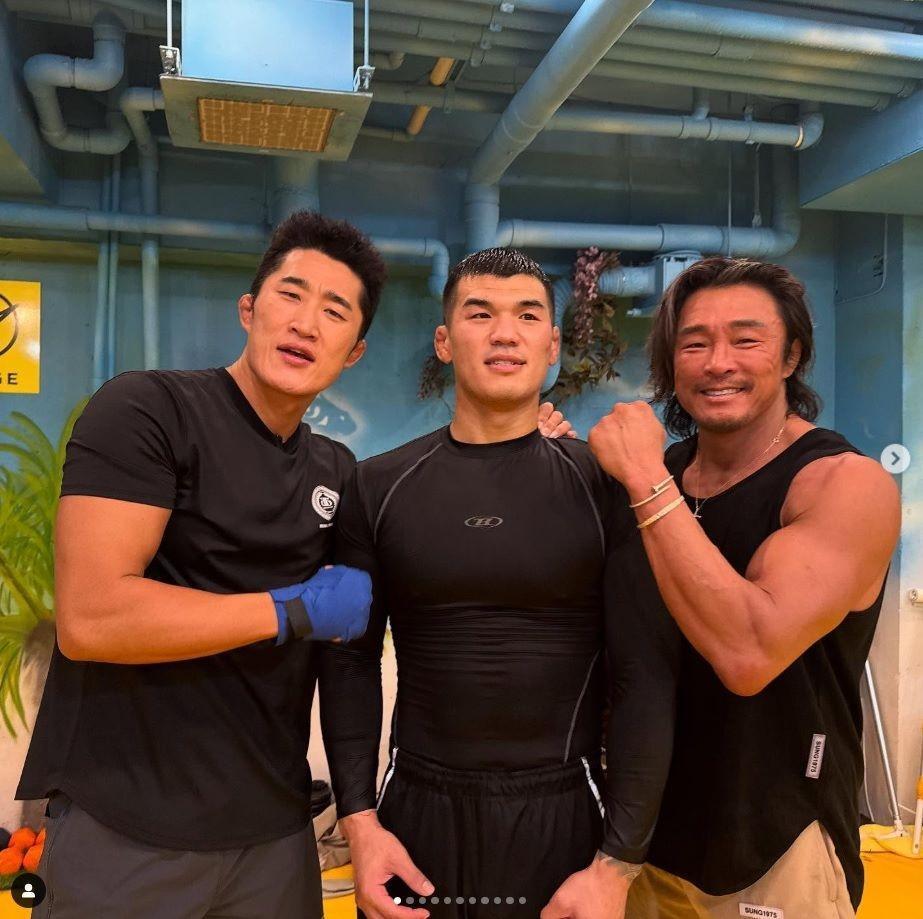 キム・ドンヒョンの公式インスタグラム＠ｓｔｕｎｇｕｎｋｉｍより　キム・ドンヒョン（左）と秋山成勲（右）