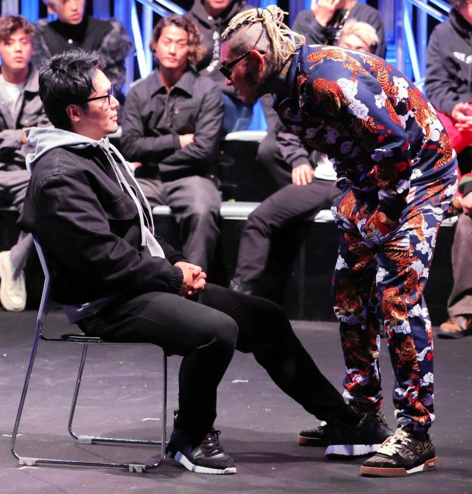 　にらみ合う飯田将成（左）とＳＡＴＯＲＵ（右）