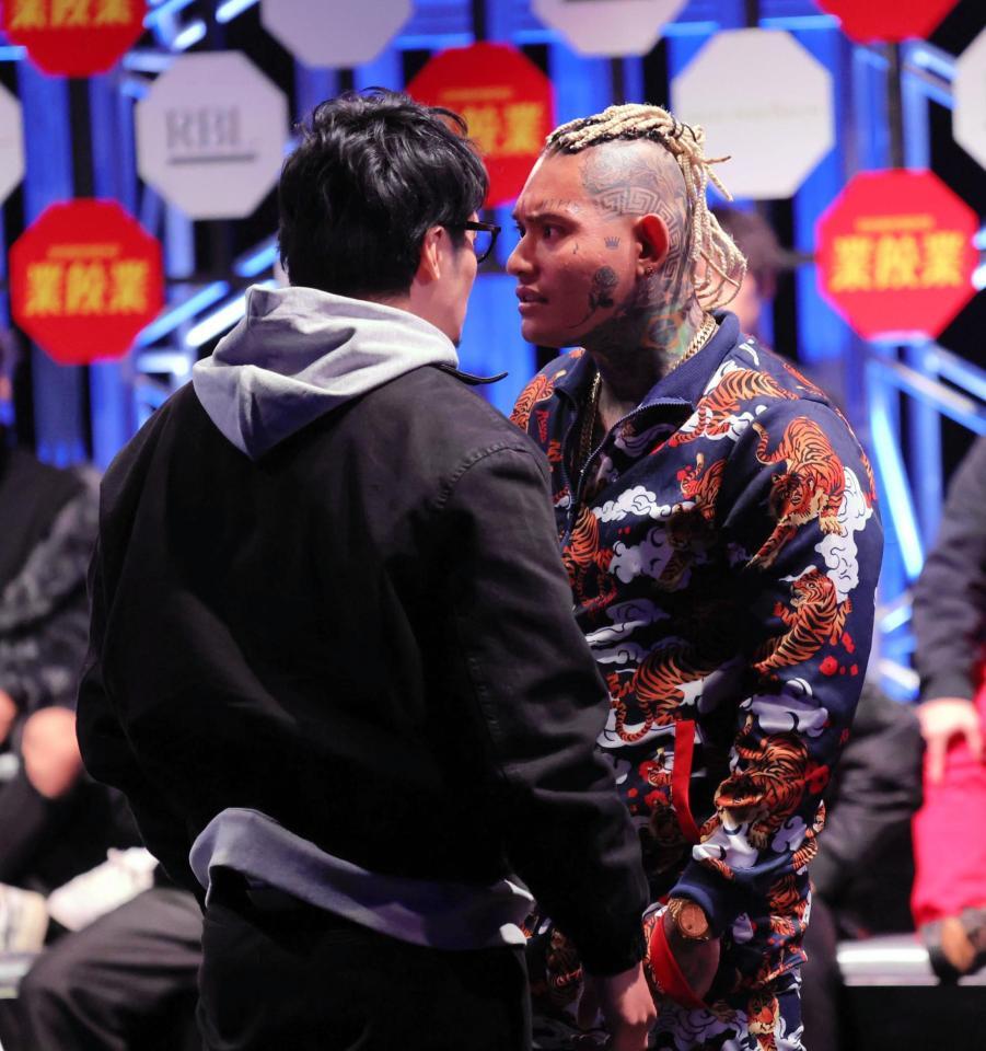 　にらみ合う飯田将成（左）とＳＡＴＯＲＵ（右）