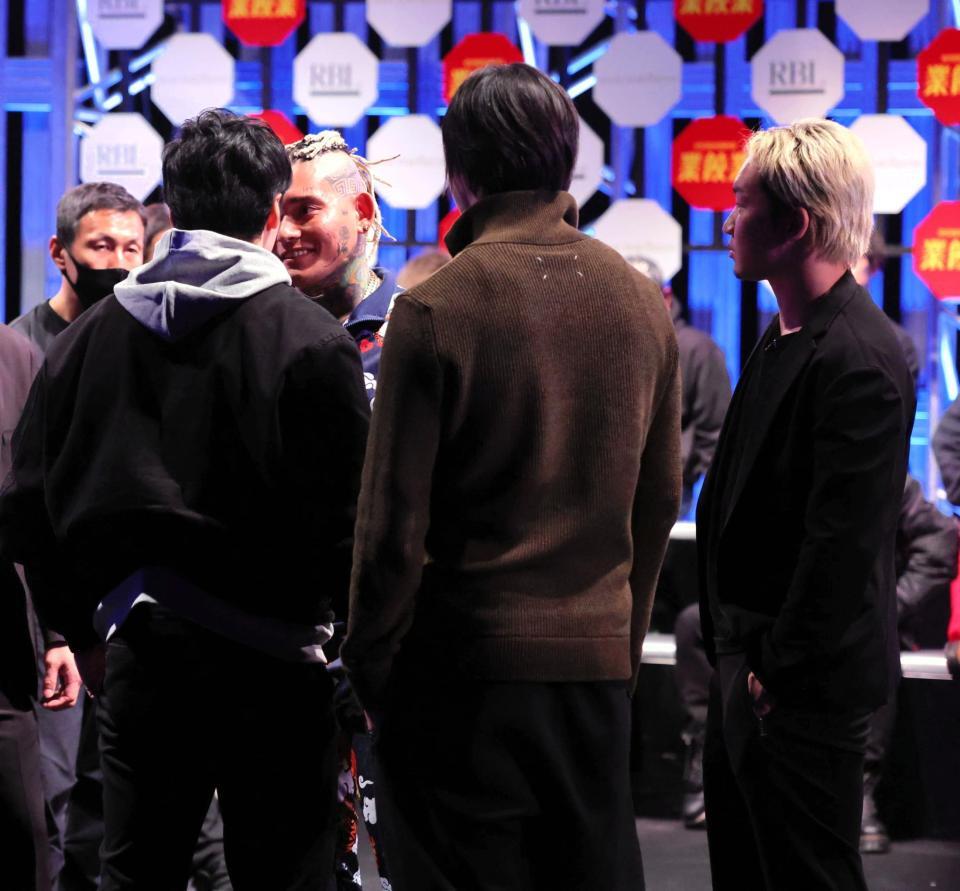 　にらみ合う飯田将成とＳＡＴＯＲＵを見守る朝倉未来（右）