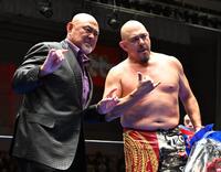 　ポーズをとる武藤敬司（左）と太陽ケア