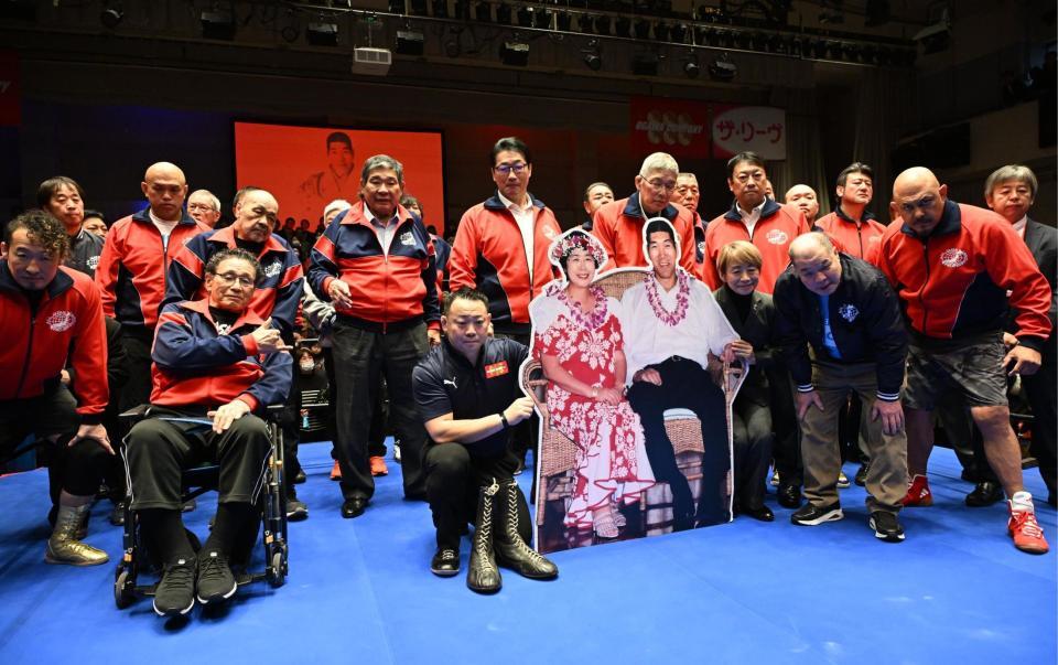 　集合写真におさまる天龍源一郎（左）ら