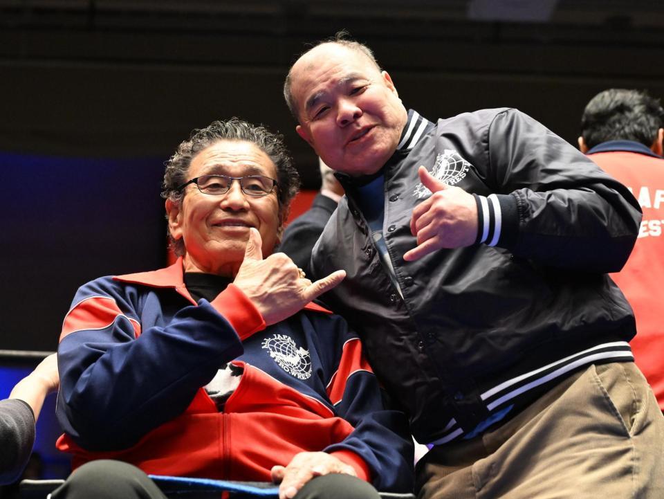 　天龍源一郎（左）と和田京平レフェリー