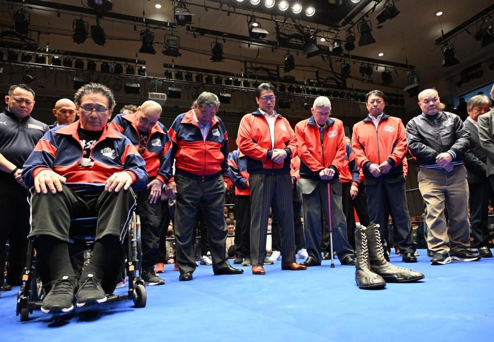 　追悼の１０カウントゴングをする天龍源一郎（左）ら