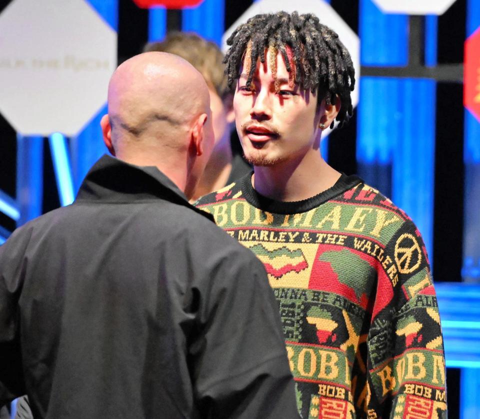 　村田将一をにらみつける三河拳士（奥）