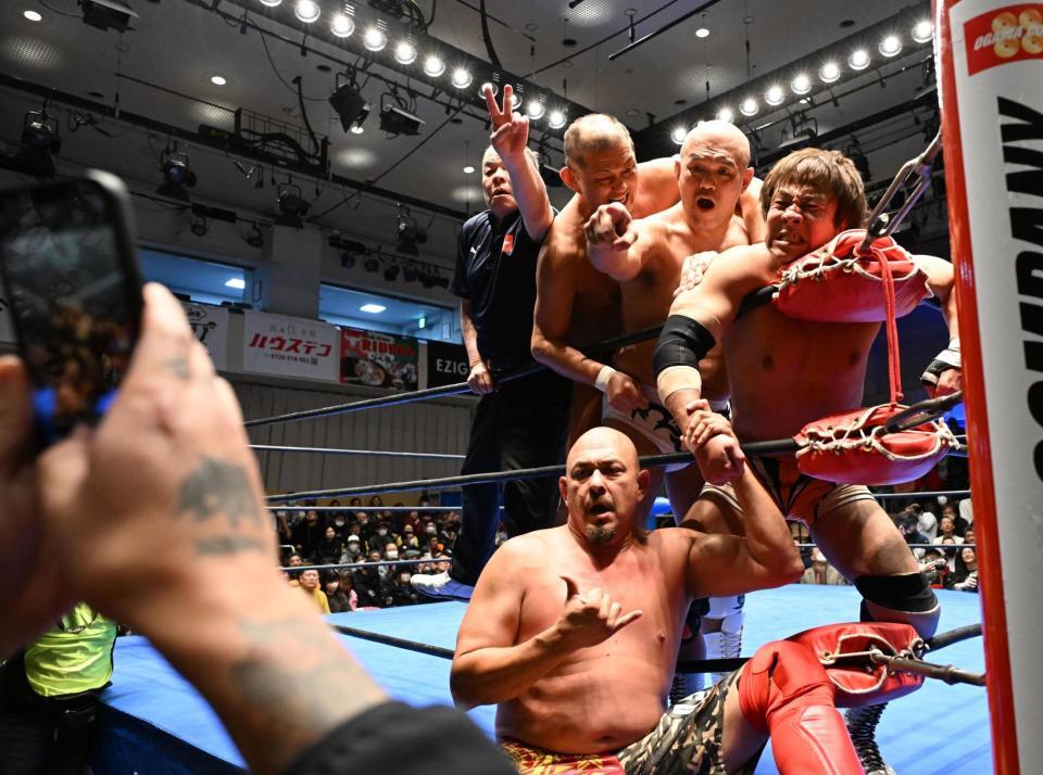 　試合中に記念写真を撮る太陽ケア（下）＝１月３１日