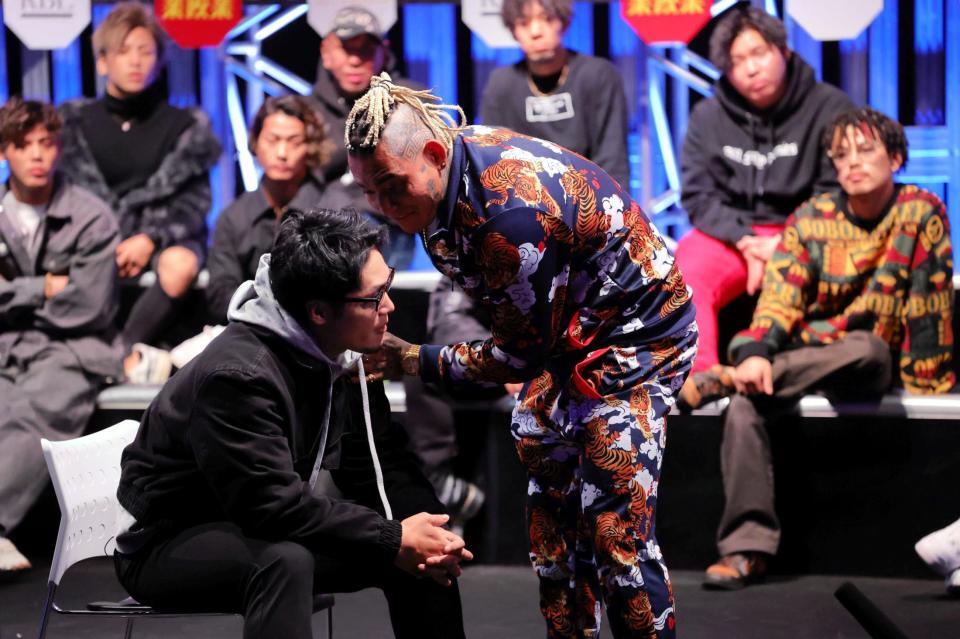 　久々に登場した飯田将成（左）を挑発するＳＡＴＯＲＵ（右）