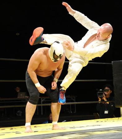 　新井健一郎（右）に攻められるライジング・サン１号