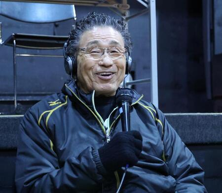 　笑顔で解説をする天龍源一郎