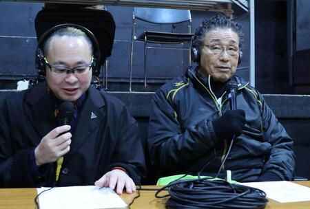 　試合の解説をする天龍源一郎（右）