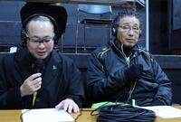 　試合の解説をする天龍源一郎（右）