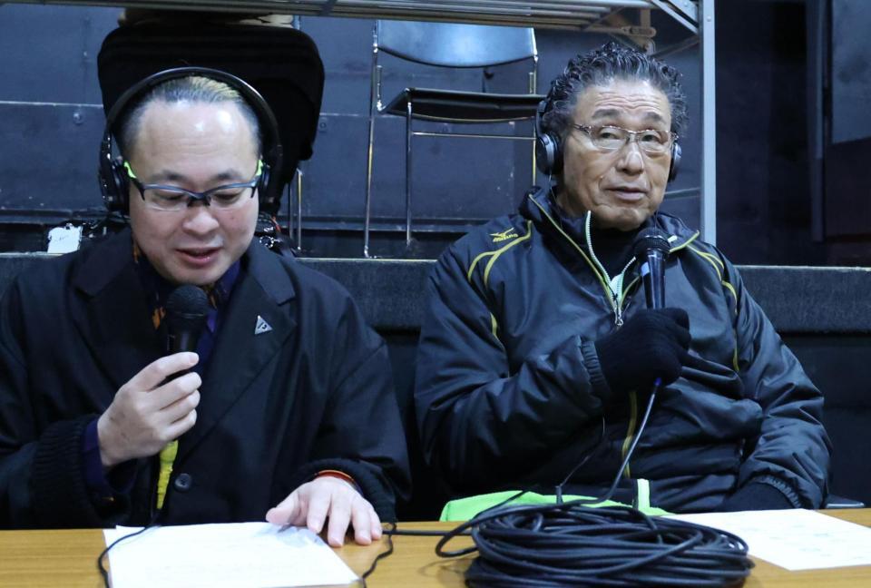 　試合の解説をする天龍源一郎（右）