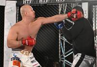 　スパーリングでパンチを出すＭＡＸ吉田（左）