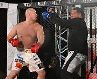 　スパーリングでパンチを出すＭＡＸ吉田。右はＪａｙ飛龍