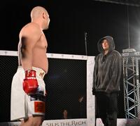 　舞杞維沙耶（右）と話すＭＡＸ吉田