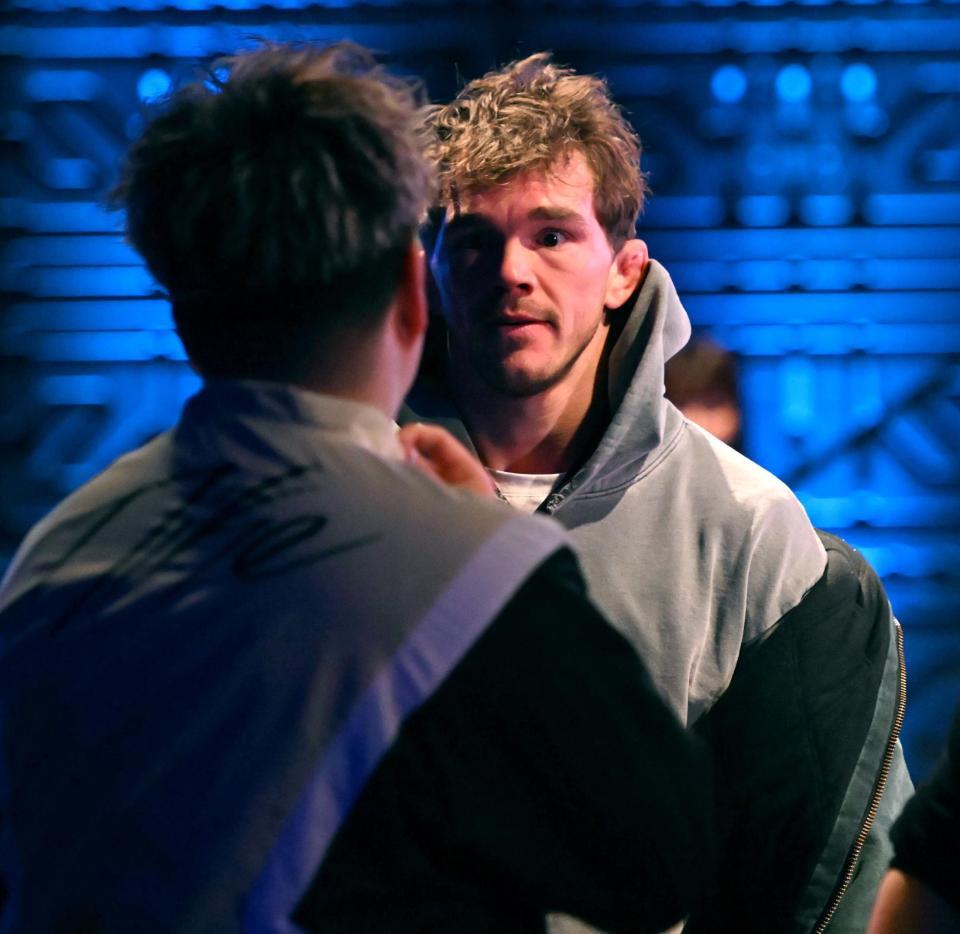 　オーディションの参加者を睨み付けるビリー