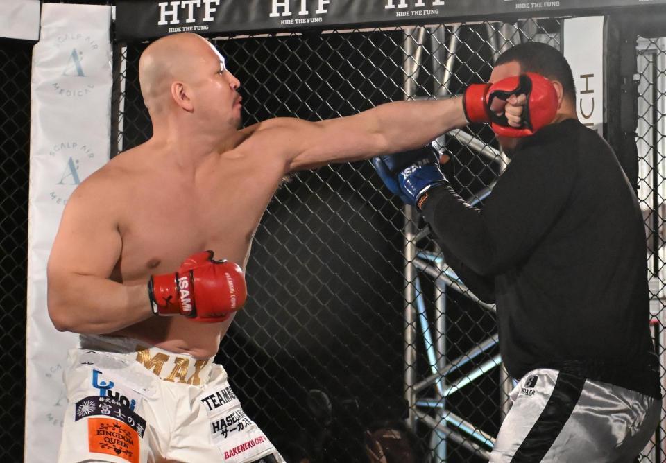 　スパーリングでパンチを出すＭＡＸ吉田（左）