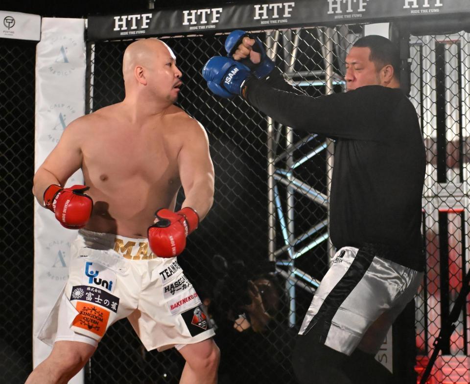 　スパーリングでパンチを出すＭＡＸ吉田。右はＪａｙ飛龍