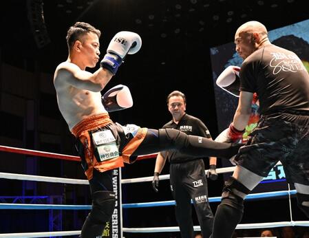 　若林元樹（右）にキックを見舞う宮迫博之