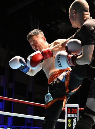 　宮迫博之（右）にパンチを見舞う若林元樹