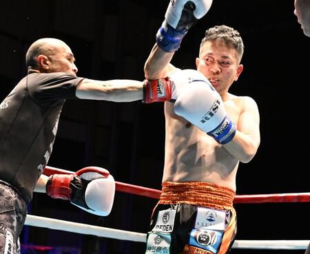 　宮迫博之（右）にパンチを見舞う若林元樹