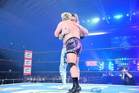 新日本　来年引退の棚橋弘至、同志・真壁刀義と“ラスト”一騎討ちで涙の勝利　１９９９年１０月デビュー戦の対戦相手と万感の握手