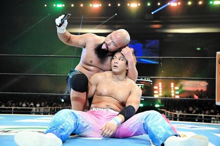 　オーカーン（左）に敗れ、バリカンで髪の毛を刈られる海野翔大＝新日本プロレス提供