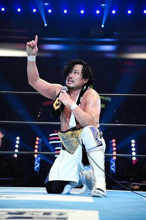 　９度目の挑戦で悲願のＩＷＧＰ世界ヘビー級王座を戴冠し、天国の父に報告する後藤洋央紀＝新日本プロレス提供