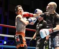 　宮迫博之（左）にパンチを見舞う若林元樹