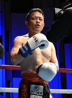 　ポーズをとる宮迫博之