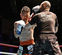 　若林元樹（右）にパンチを見舞う宮迫博之