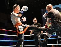 　若林元樹（右）にキックを見舞う宮迫博之