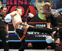 　若林元樹（右）にキックを見舞う宮迫博之