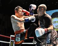 　宮迫博之（右）にパンチを見舞う若林元樹