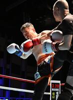 　宮迫博之（右）にパンチを見舞う若林元樹