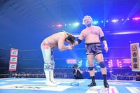 　真壁刀義（右）との最後の一騎討ちを終え、握手を交わす棚橋弘至＝新日本プロレス提供