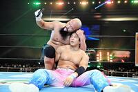 　オーカーン（左）に敗れ、バリカンで髪の毛を刈られる海野翔大＝新日本プロレス提供