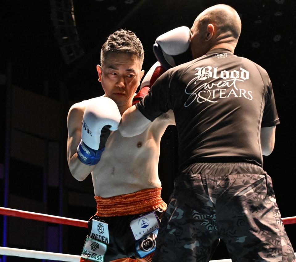 　若林元樹（右）にパンチを見舞う宮迫博之