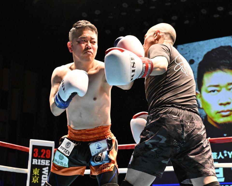 　若林元樹（右）にパンチを見舞う宮迫博之