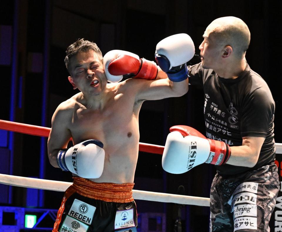 　宮迫博之（左）にパンチを見舞う若林元樹