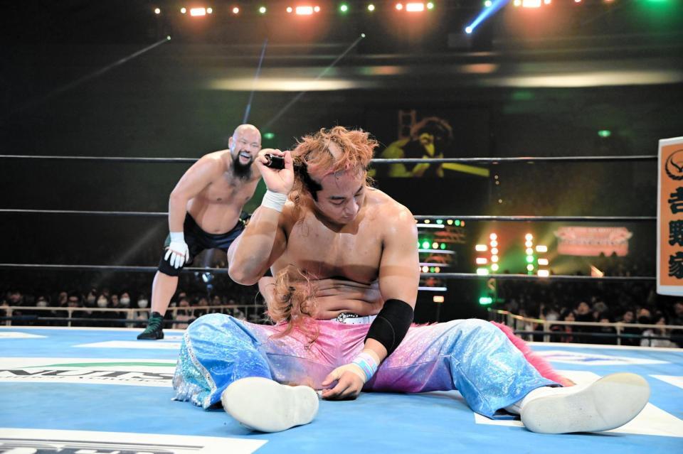 　オーカーン（後ろ）に敗れ、自らバリカンで髪の毛を刈る海野翔太＝新日本プロレス提供