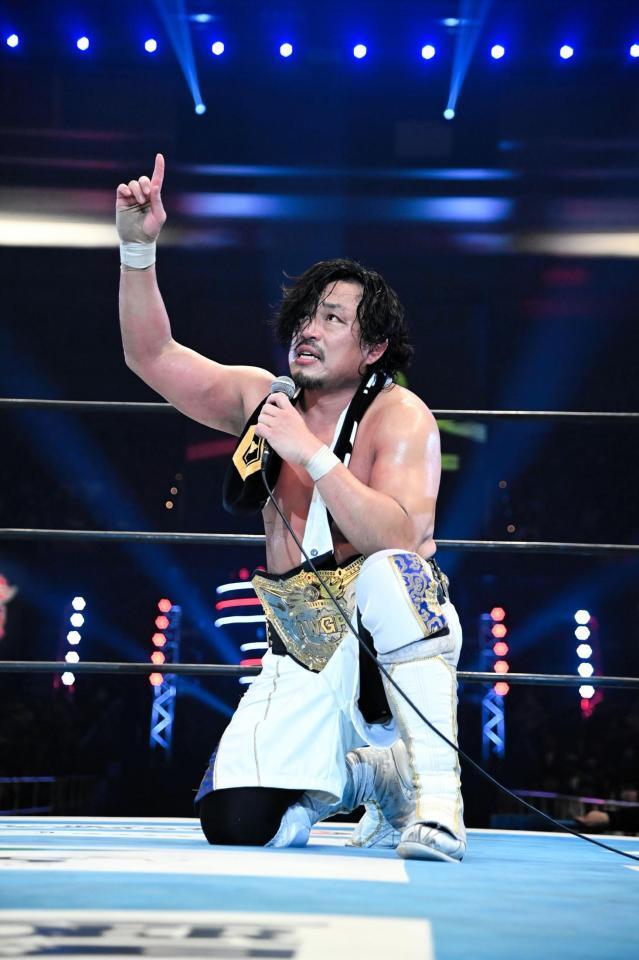 　９度目の挑戦で悲願のＩＷＧＰ世界ヘビー級王座を戴冠し、天国の父に報告する後藤洋央紀＝新日本プロレス提供
