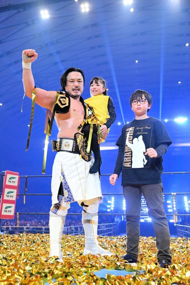 　９度目の挑戦で悲願のＩＷＧＰ世界ヘビー級王座を初戴冠し、次女と長男をリングに挙げて歓喜に浸る後藤洋央紀（左）＝新日本プロレス提供